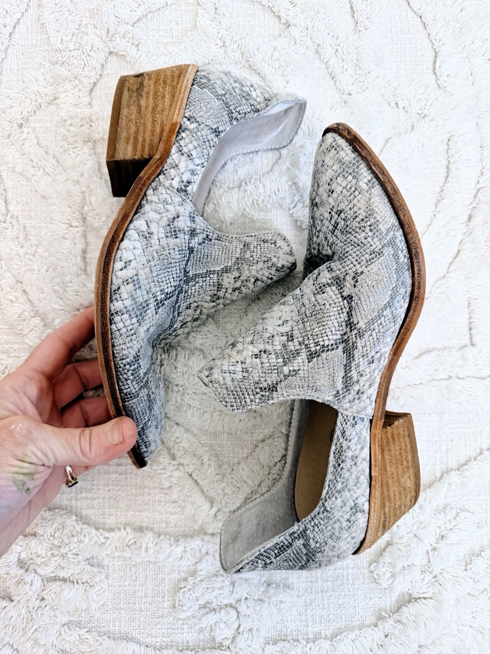 Chinese Laundry Snakeskin Pointed Toe Cutout Ankle Booties Size 7 GUC
